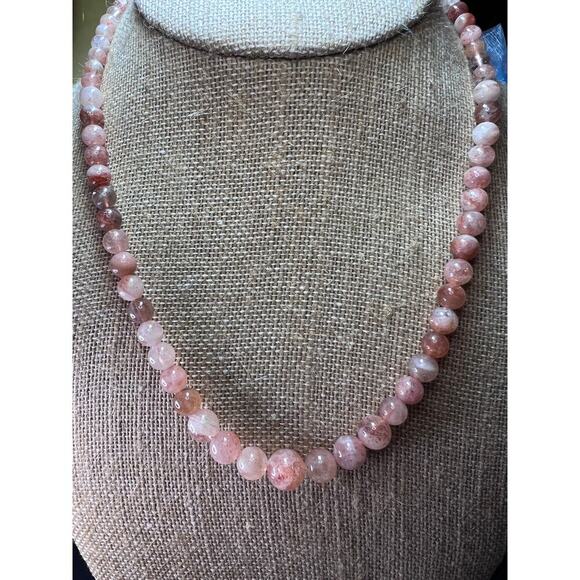 Sunstone graduated bead necklace 18 inches with sterling clasp - Picture 5 of 9